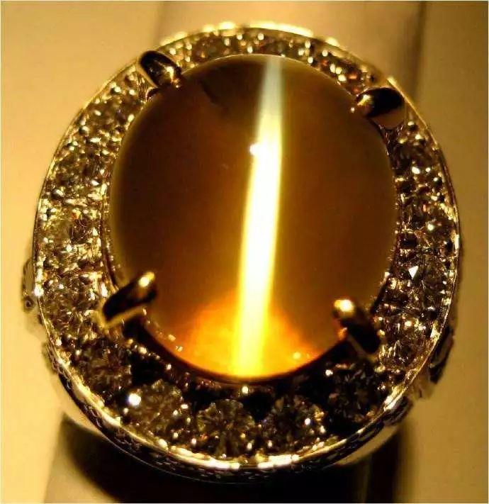 就猫眼石的投资价值来说,在世界五大珍宝之中,金绿猫眼石因其稀少鲜被