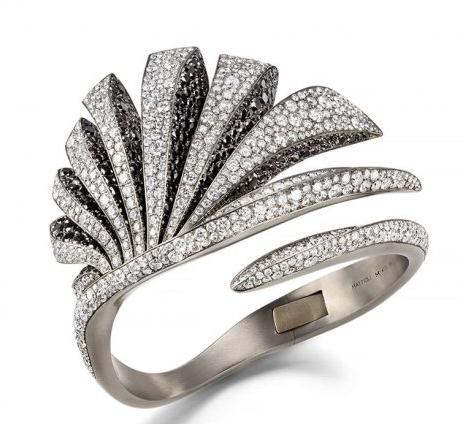 意大利mattioli推出钛金属钻石珠宝calatrava,以钛金属为主材