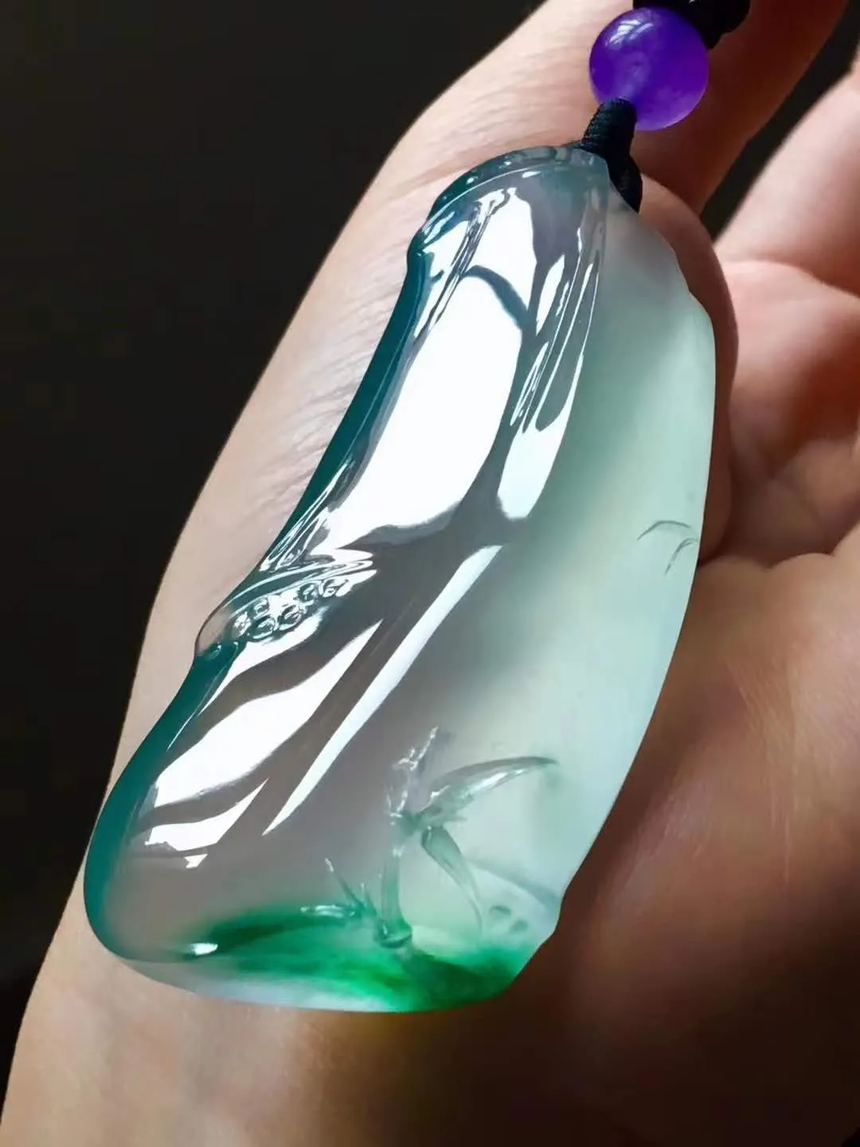 如何挑选一块上等的翡翠吊坠?