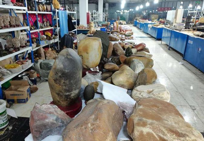 探访新疆北屯金丝玉原石交易市场玉石永不眠拓宽民众增收路
