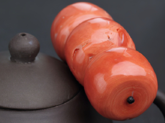 喜欢红珊瑚的人越来越多,我们怎么鉴别真假呢?