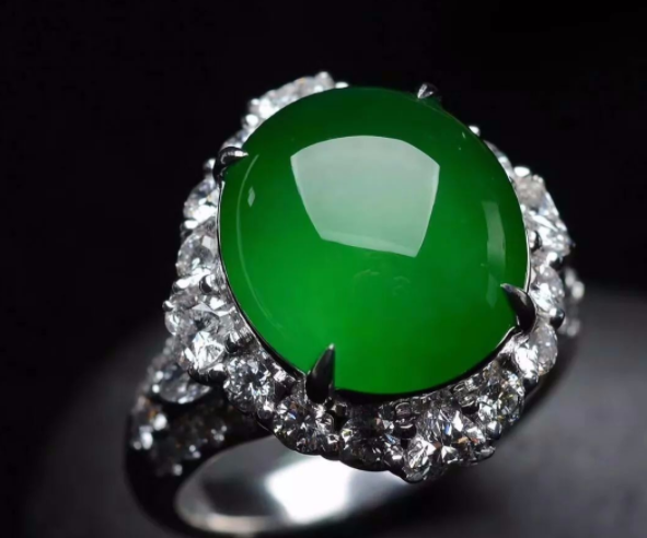 虽说翡翠以绿为贵,但真不是越浓越好