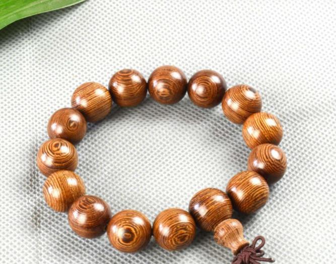 木体重较重,从份量上的比较就能区分"新""老"鸡翅木;新鸡翅木颜色略重