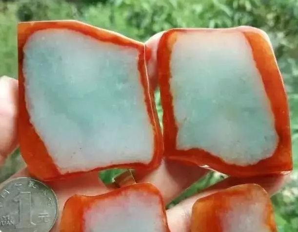 四片红雾层翡翠原石取货雕刻后真是美艳夺目