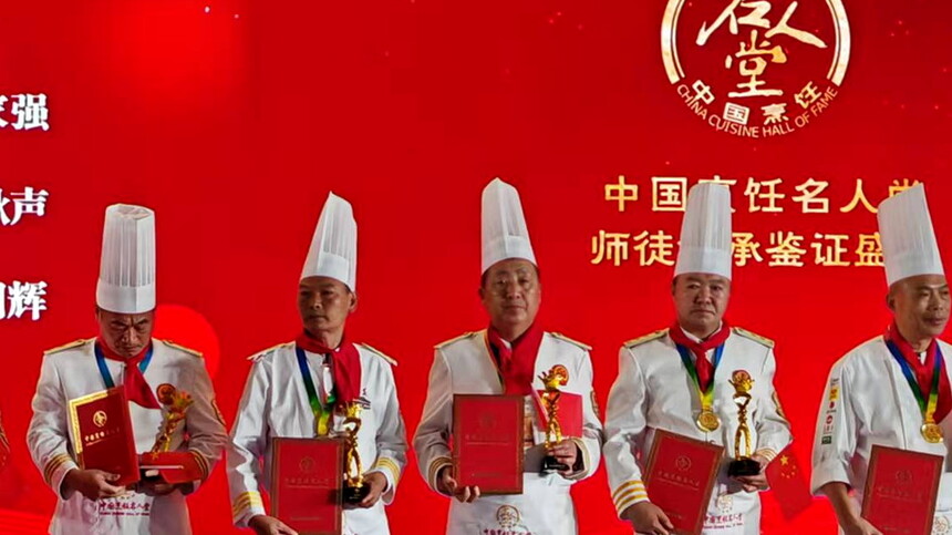 1761533513370879.jpg 05.jpg