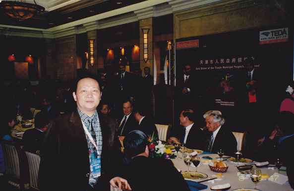 与美国前总统老布什，中国副总理李萳卿，泰国总理苏巴猜， 澳洲前总理霍克.jpg