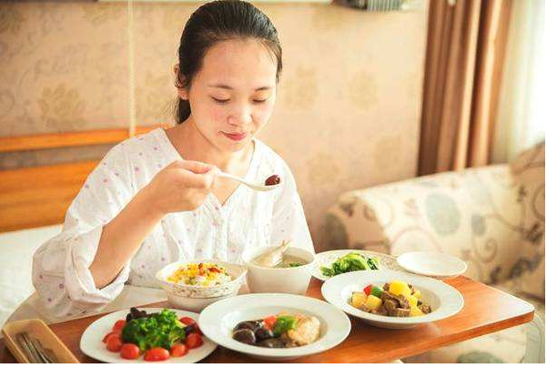 宝妈坐月子有没有必要请月嫂还是自己婆婆照顾?和婆婆会不会产生分歧