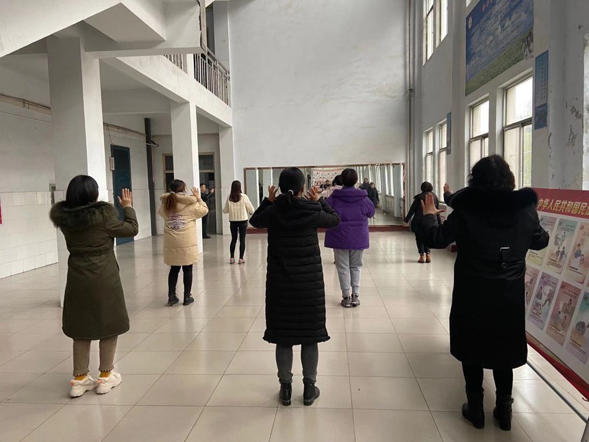 关注健康 幸福校园——焦作市第四中学开展教职工工间操