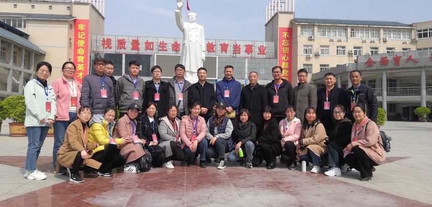 参观学习拓视野经验交流促成长焦作四中组织教师赴长垣一中参观学习