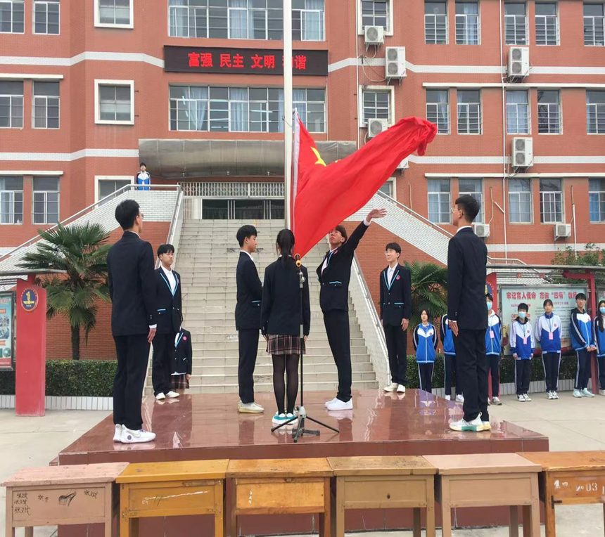颂扬红色经典传承革命精神焦作市第四中学升旗仪式讲述党史故事