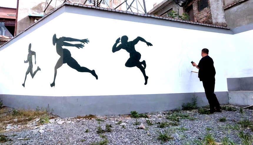 手绘体育墙画扮靓秀美校园焦作四中美术老师共绘运动场文化墙