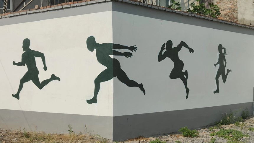 手绘体育墙画扮靓秀美校园焦作四中美术老师共绘运动场文化墙