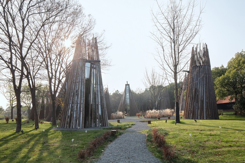 共生 森林与森林整个建筑群落包含多组螺旋形的木屋,以及一间小礼堂