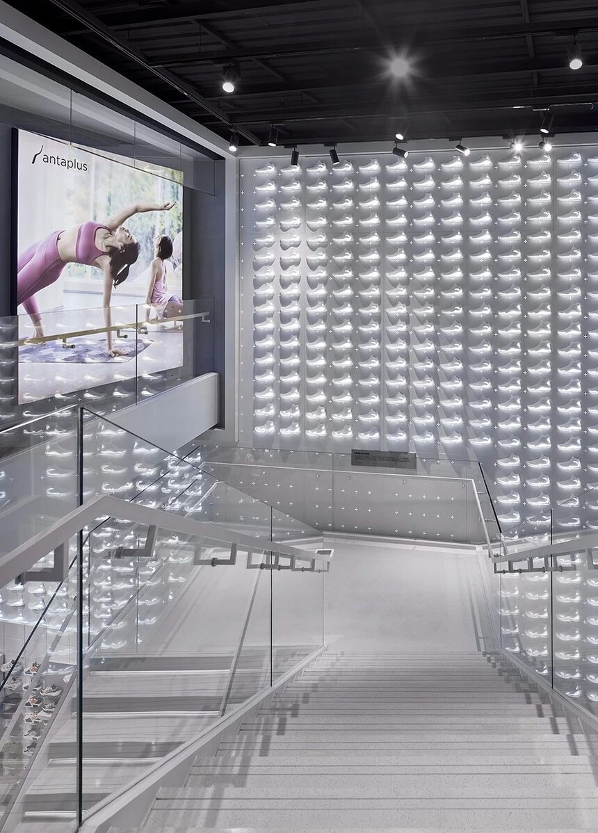 安踏第十代终端形象店上海南京东路