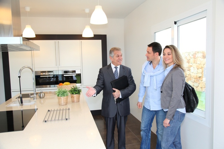 real_estate_broker_vs_agent.jpg