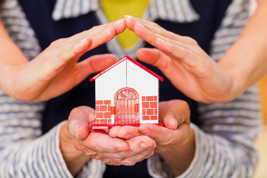 Homeowners-Insurance-vs-Home-Warranty.jpg