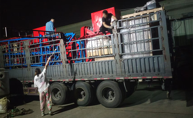 23座大摆锤.jpg 2024年11月大型游乐设备厂家发货情况.jpg