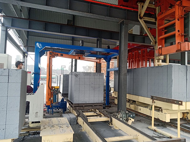 1761790980496299.jpg 搖臂懸臂纏繞包裝機(jī) (4).jpg