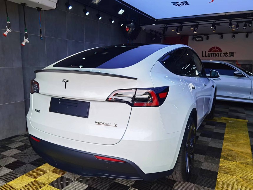 特斯拉modely白色升级版