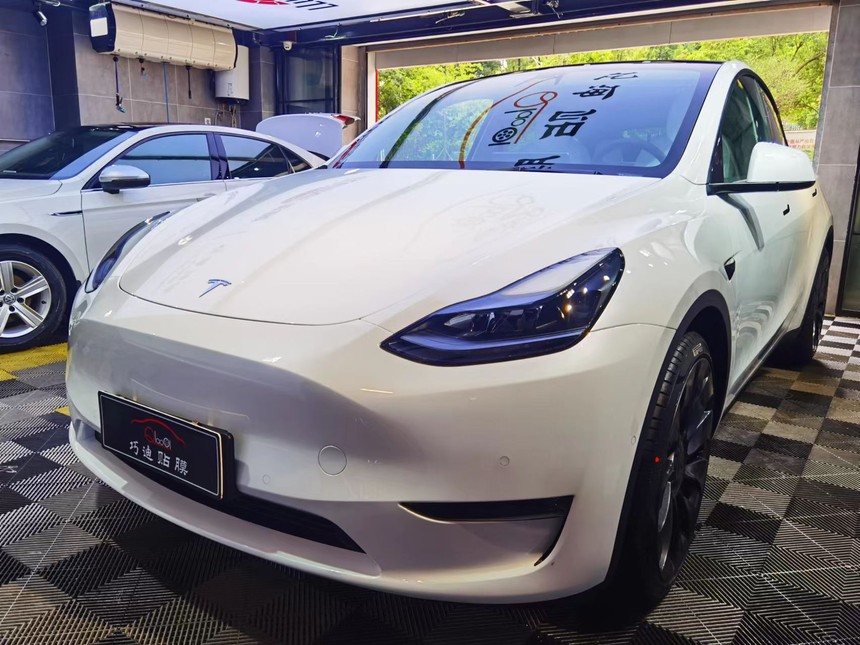 特斯拉modely白色升级版