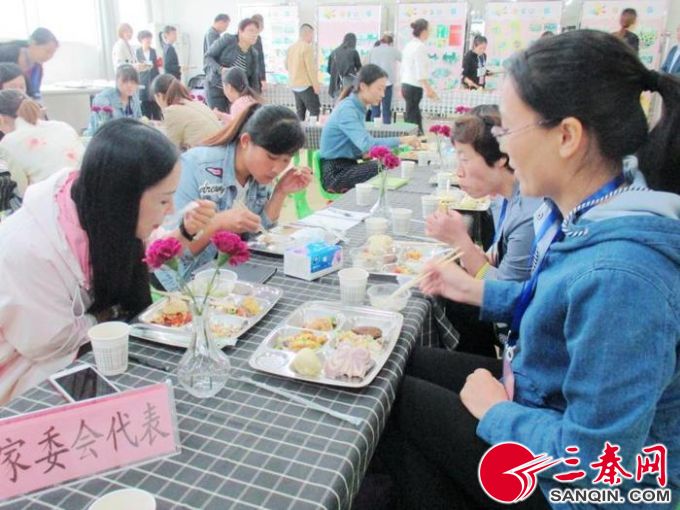 西安某幼儿园,家委会代表参观幼儿园食堂,陪孩子们吃饭