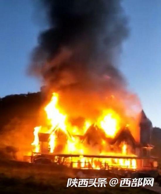 8月13日凌晨5时许，关山草原房车营地接待大厅突发火灾。