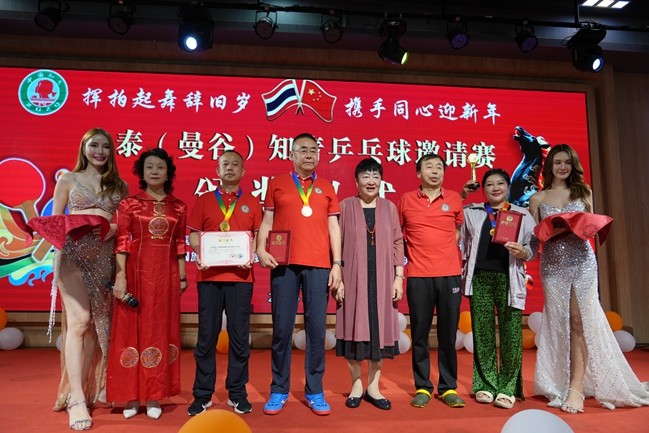 1765468436359381.jpg 給冠軍頒獎(jiǎng).jpg