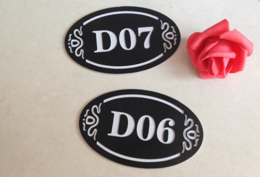 根据材料颜色不同而进行做图,同样一个人物图像在黑白两种双色板上雕