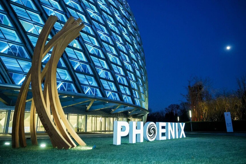 1764825593710726.jpeg ▲ 貝納·維內(nèi)雕塑《聚合:52.5°弧線×14》在鳳凰中心.jpeg