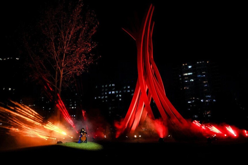 1764825614356299.jpeg ▲ 鳳凰中心貝納·維內(nèi)《聚合》捐贈儀式燈光秀現(xiàn)場.jpeg