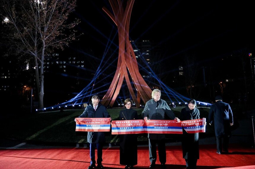 1764825641866931.jpeg ▲ 法蘭西共和國文化部長拉茜達(dá)·達(dá)蒂,中華人民共和國文化和旅游部國際交流與合作局一級巡視員許蓉,鳳凰衛(wèi)視董事局主席兼行政總裁徐威,法國藝術(shù)大師貝納·維內(nèi)為雕塑剪彩.jpeg