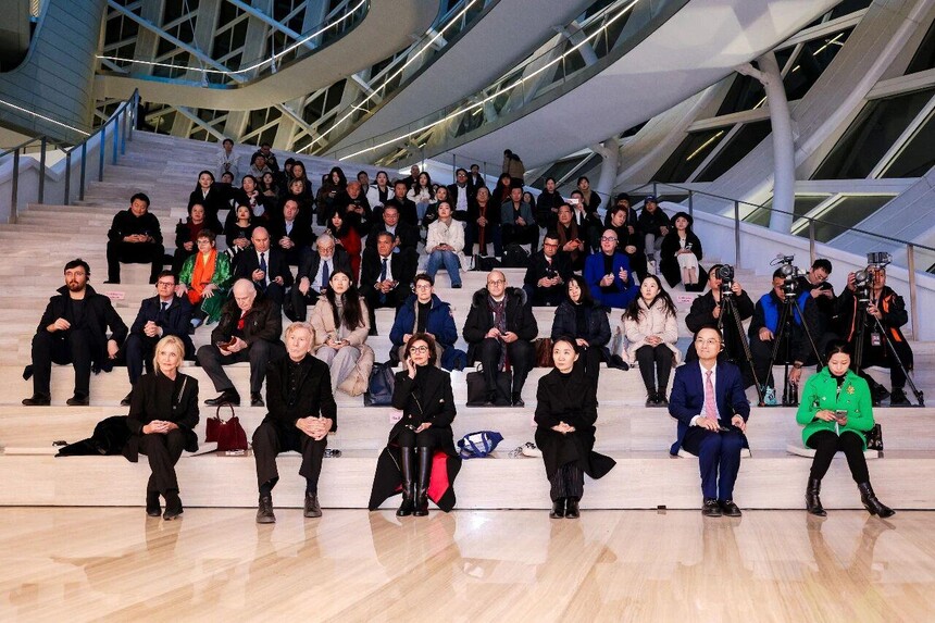 1764825670214395.jpeg ▲ 鳳凰中心貝納·維內(nèi)《聚合》捐贈儀式現(xiàn)場.jpeg