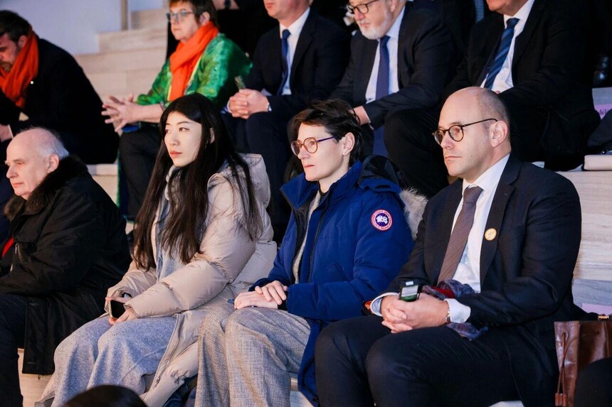 1764825684349420.jpeg ▲ 法國駐華大使館公使銜參贊艾文鴻(Florent Aydalot)、文化專員奧鈴(Aude Urcun Brunel)、文化專員金曉飛在鳳凰中心貝納·維內(nèi)《聚合》捐贈儀式現(xiàn)場.jpeg