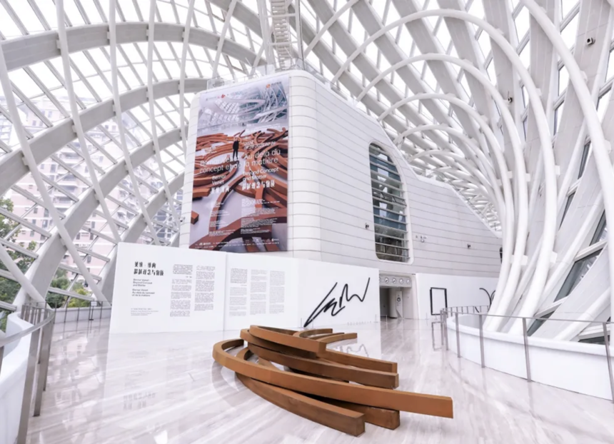 1764825739816723.png ▲ 貝納·維內(nèi)(Bernar Venet)“超越觀念與物質(zhì)”大型回顧展現(xiàn)場,鳳凰中心.png