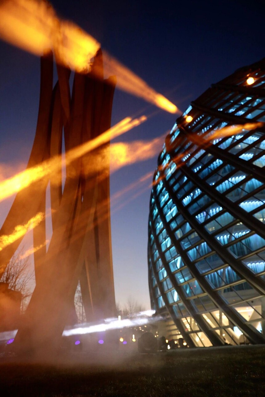 1764825773360274.jpeg ▲ 貝納·維內(nèi)雕塑《聚合:52.5°弧線×14》在鳳凰中心2.jpeg