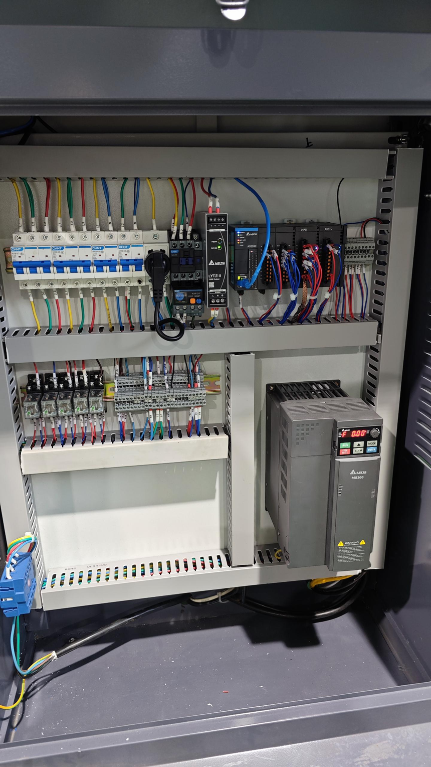 1760334222815721.png 油氣封臺(tái)實(shí)驗(yàn)變頻器.png