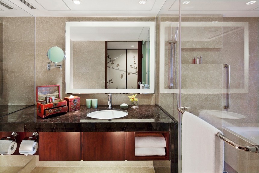ԡDeluxe Bathroom.jpg