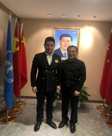 與全球可持續(xù)發(fā)展基金主席章起華合影