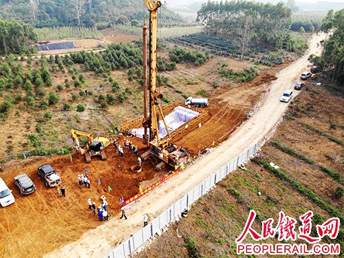 十一局南崇铁路首根桩基.jpg
