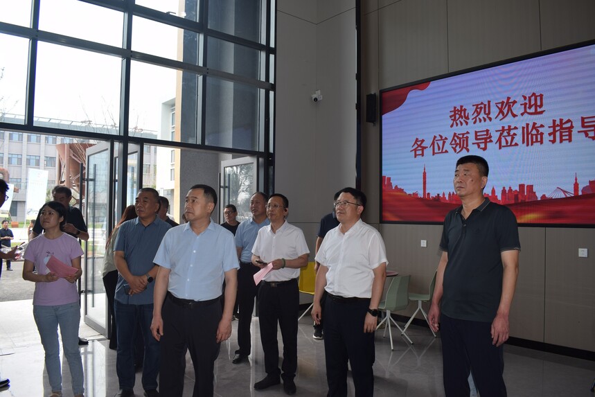 王飞书记陪同参观.JPG