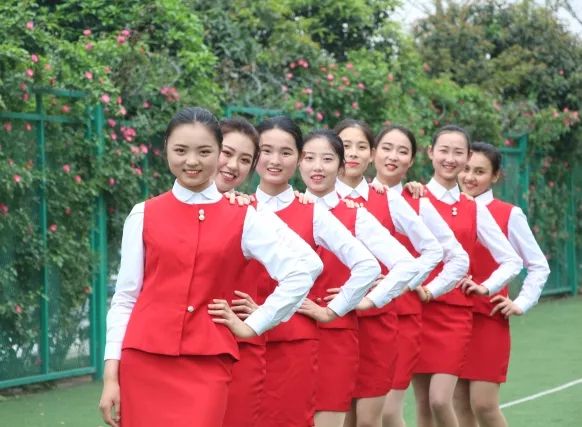初中生读高铁乘务需要什么条件