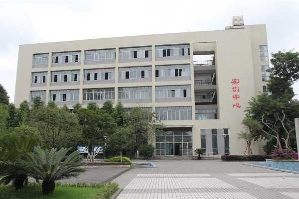 成都市铁路技术学校五年一贯制是公办吗