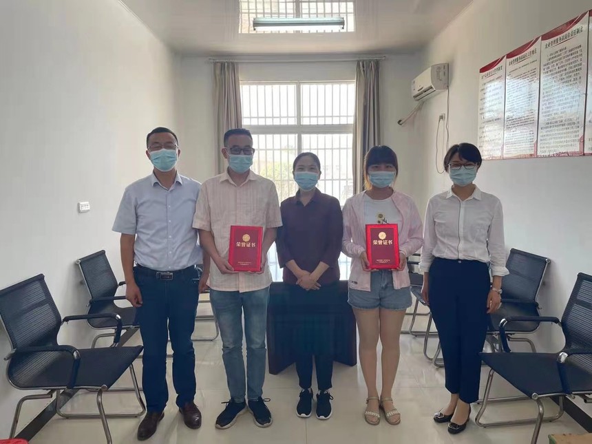 裕安区委宣传部罗伟伟部长来狮子岗乡表彰防疫一线志愿者