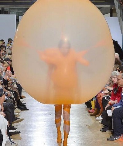 时尚模特别出心裁,穿着大气球走秀嗨爆全场