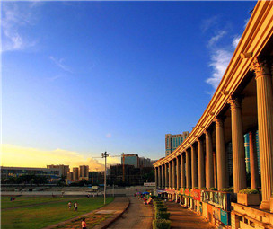夕阳下的市民广场.jpg 夕阳下的市民广场.jpg
