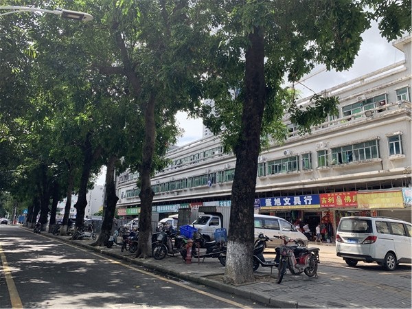 沙井中心批发市场楼下的商铺.jpg 沙井中心批发市场楼下的商铺.jpg