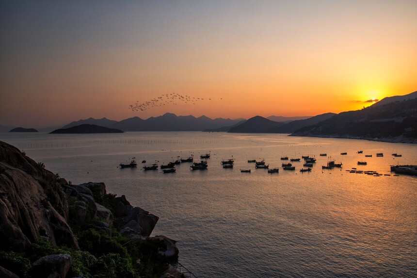 日落时海湾的景色.jpg