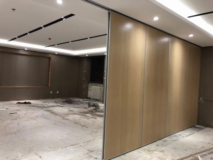 木板饰面 (3)_瑾瑜装饰酒店活动隔断墙厂家|移动隔断定制|办公折叠
