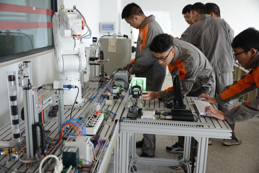 �ɶ���·ְҵѧУ