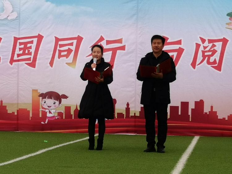 周庄镇实验小学教师周延兵,王萌带来的配乐诗《我骄傲,我是中国人》